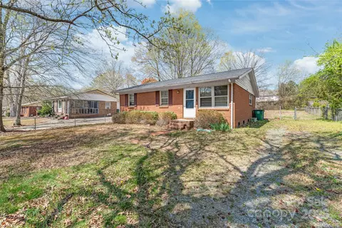 332 Spring Hill Dr, Matthews, NC 28104