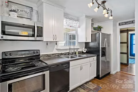 Kitchen - 59 W Poplar Dr, Marion, NC 28752 photo 4 of 4