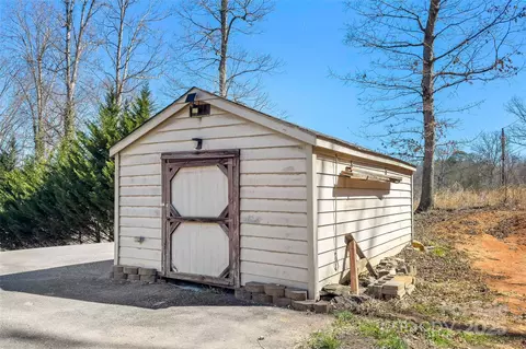 Exterior - 59 W Poplar Dr, Marion, NC 28752 photo 8 of 9