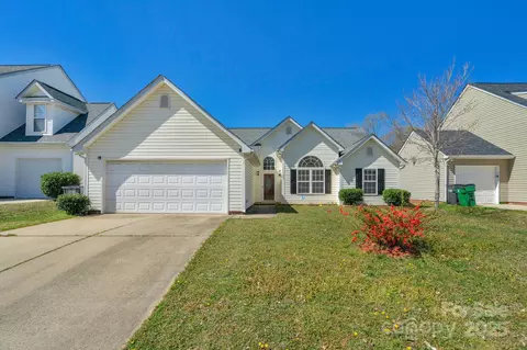 6821 Parkers Crossing Dr, Charlotte, NC 28215