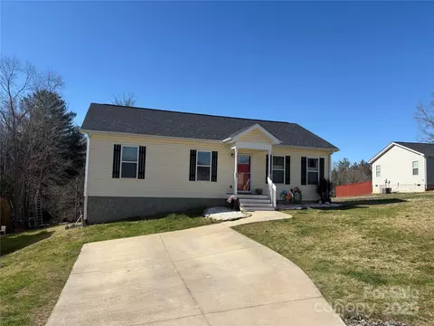 52 Restful Ln, Hickory, NC 28601