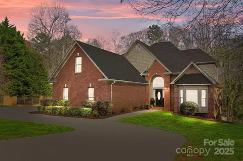 221 Colony Dr, Mooresville, NC 28115