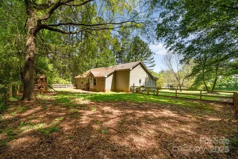 Exterior - 2014 Cardinal Loop, Stanley, NC 28164 photo 6 of 8