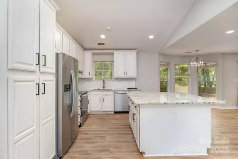Kitchen - 2014 Cardinal Loop, Stanley, NC 28164 photo 3 of 4