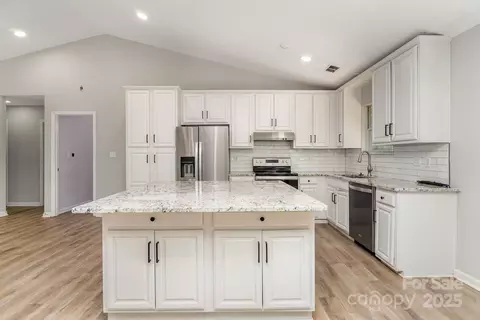 Kitchen - 2014 Cardinal Loop, Stanley, NC 28164 photo 1 of 4