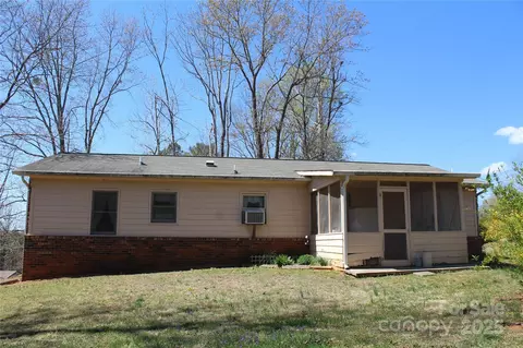 Exterior - 2339 Crestview St, Morganton, NC 28655 photo 2 of 8