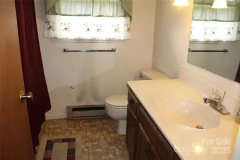 Bath - 2339 Crestview St, Morganton, NC 28655 photo 1 of 1