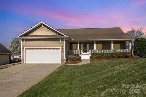 8200 Deer Dr, Harrisburg, NC 28075