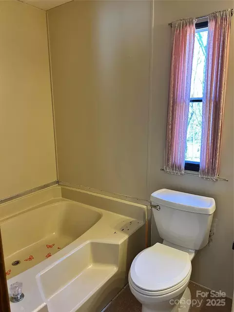 Bath - 84 Greentree Ln, Canton, NC 28716 photo 2 of 3