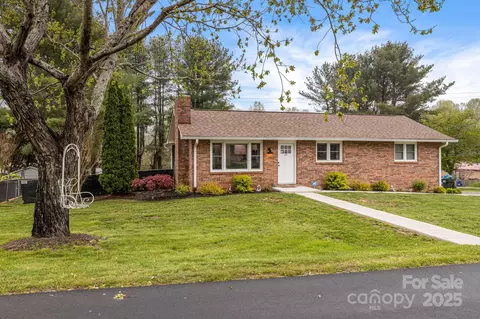 57 Maplewood Knoll Dr, East Flat Rock, NC 28726