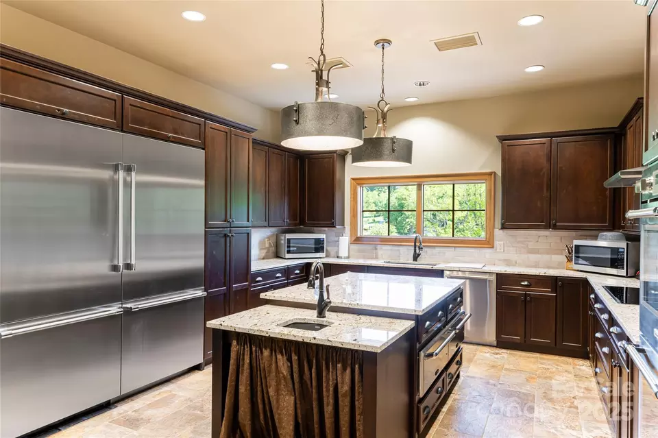 Kitchen - 24 Snow Ridge Dr, Hendersonville, NC 28792 photo 9 of 9