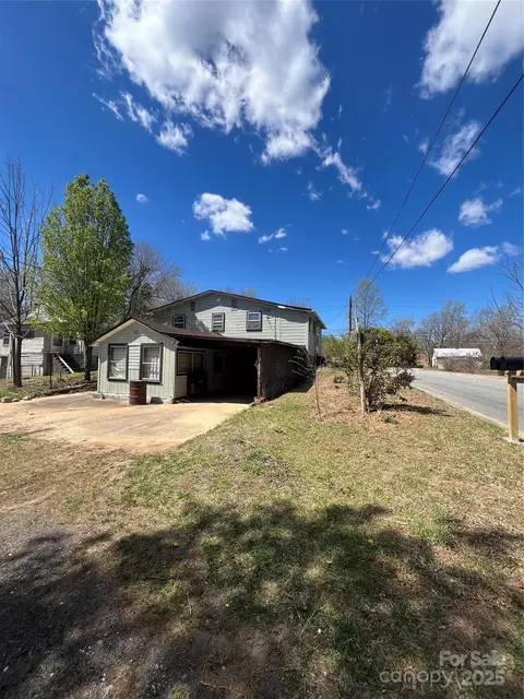 61 W Woodlawn St, Marion, NC 28752