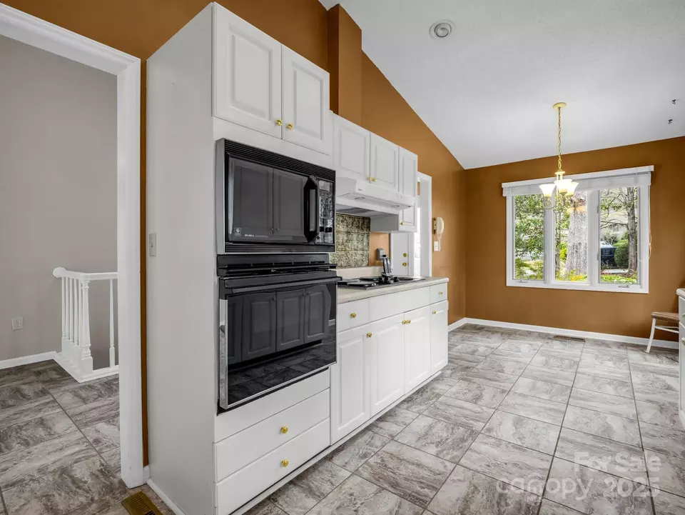 Kitchen - 31 Hunting Country Trl, Tryon, NC 28782 photo 2 of 4