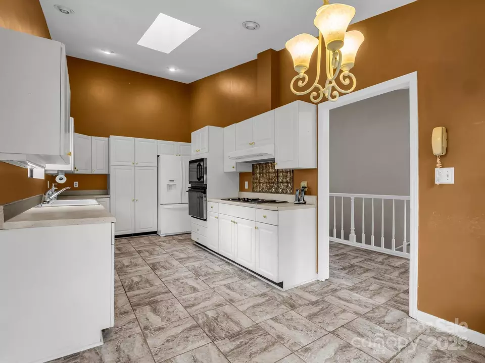 Kitchen - 31 Hunting Country Trl, Tryon, NC 28782 photo 3 of 4