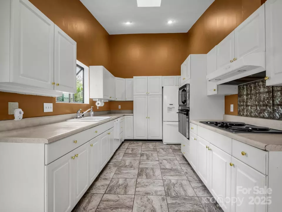 Kitchen - 31 Hunting Country Trl, Tryon, NC 28782 photo 4 of 4