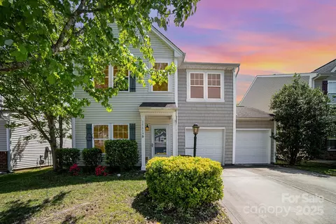 15619 Lakepoint Forest Dr, Charlotte, NC 28278