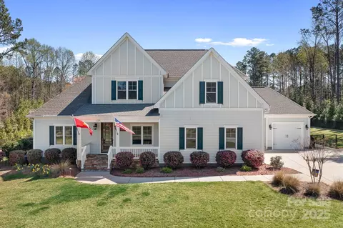 127 Castle Dr, Mooresville, NC 28117