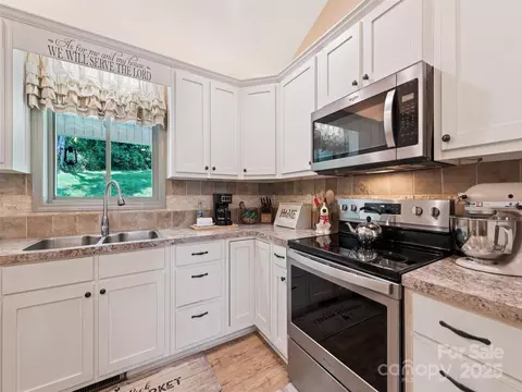 Kitchen - 153 Trinity Dr, Clyde, NC 28721 photo 5 of 5