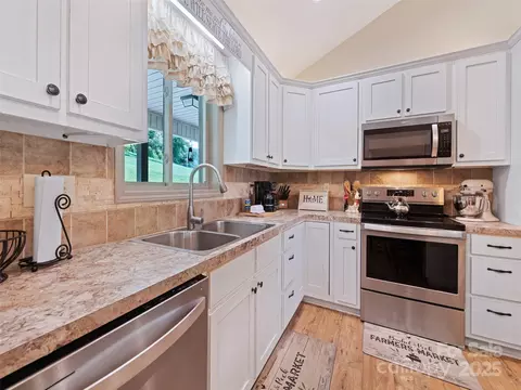 Kitchen - 153 Trinity Dr, Clyde, NC 28721 photo 3 of 5