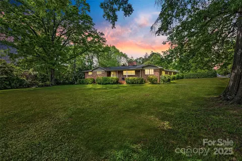 3330 Foxcroft Rd, Charlotte, NC 28211