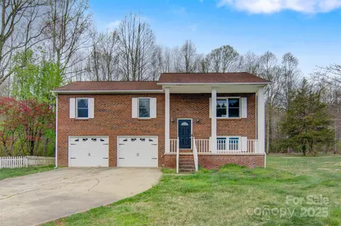 905 Southside Ct, Lenoir, NC 28645