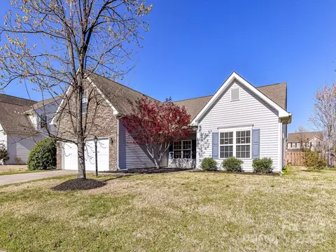 15506 Lakepoint Forest Dr, Charlotte, NC 28278