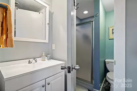 Bath - 100 Summit St, Marion, NC 28752 photo 4 of 4
