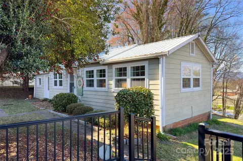Exterior - 100 Summit St, Marion, NC 28752 photo 4 of 8