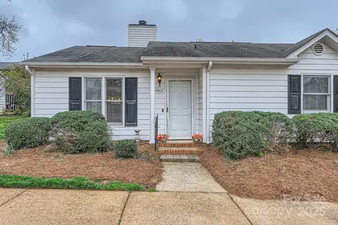 5913 Crape Myrtle Ln, Charlotte, NC 28216