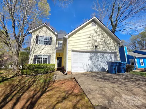 5416 River Falls Dr, Charlotte, NC 28215