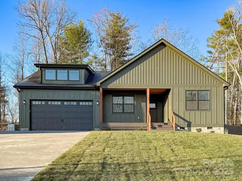 136 Byron Forest Dr, Horse Shoe, NC 28742