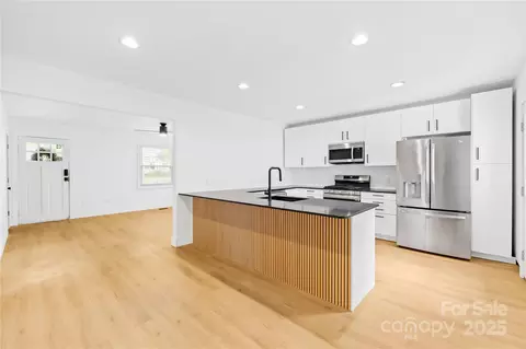 1409 Effingham Rd, Charlotte, NC 28208