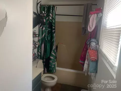 Bath - 7122 Pyramid Rd, Hickory, NC 28602 photo 2 of 4