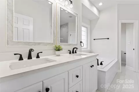 Bath - 103 Devonshire Ln, Salisbury, NC 28146 photo 1 of 4