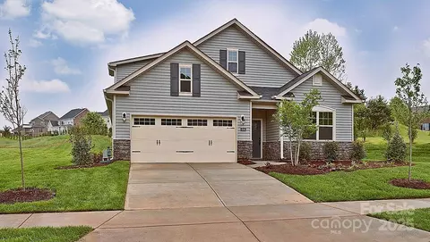 26 Forestdale Rd, Hendersonville, NC 28792