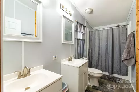 Bath - 27 Venice Pl, Canton, NC 28716 photo 2 of 2