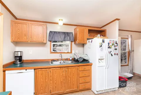 Kitchen - 27 Venice Pl, Canton, NC 28716 photo 4 of 4
