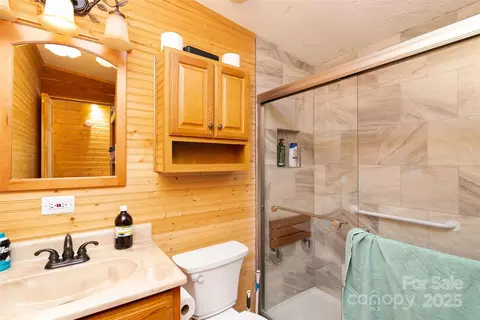Bath - 27 Venice Pl, Canton, NC 28716 photo 1 of 2