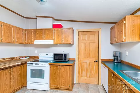 Kitchen - 27 Venice Pl, Canton, NC 28716 photo 3 of 4