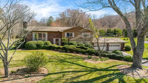 105 White Oak Cir, Black Mountain, NC 28711