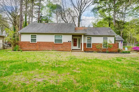 1212 Robinhood Cir, Charlotte, NC 28227