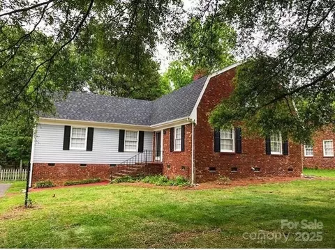 1701 Bonnie Ln, Charlotte, NC 28213