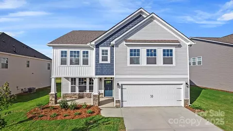 606 Fox Cove Rd, Hendersonville, NC 28792