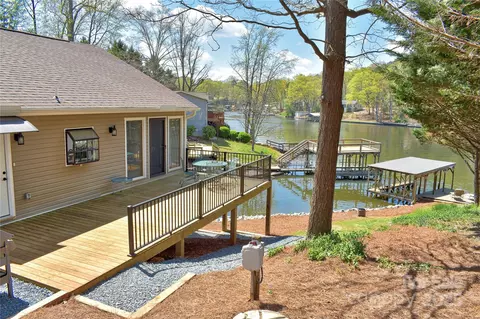 458 Pinehaven Dr, Badin Lake, NC 28127