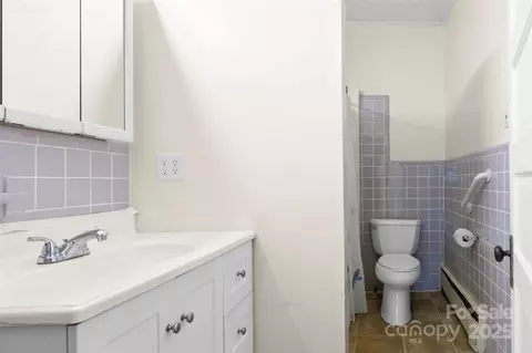 Bath - 88 State St, Marion, NC 28752 photo 1 of 3
