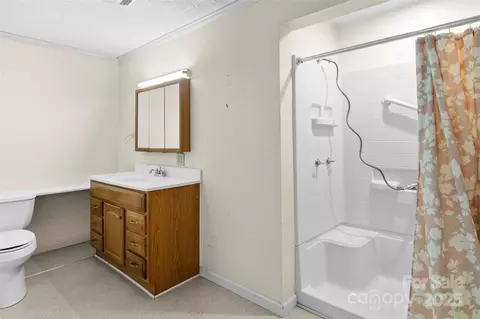 Bath - 88 State St, Marion, NC 28752 photo 2 of 3