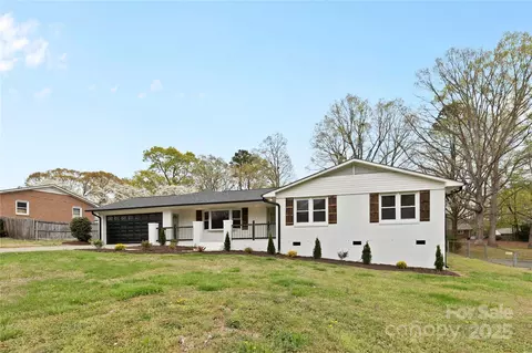 121 Tanglewood Dr, Kannapolis, NC 28081