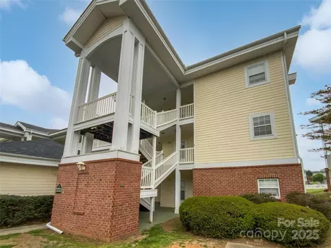 8929 Meadow Vista Rd, Charlotte, NC 28213