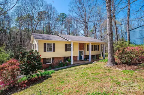 5451 Gunpowder Dr, Hickory, NC 28601