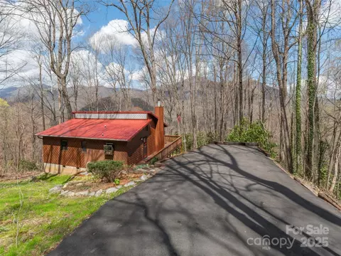 1384 Summit Dr, Maggie Valley, NC 28751